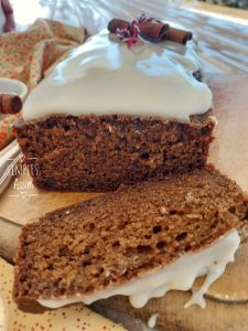 Esse Bolo de mel com especiarias é muito aromático e saboroso. Leva canela, noz moscada e cravo e é feito em forma de bolo inglês.