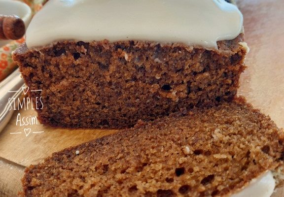 Esse Bolo de mel com especiarias é muito aromático e saboroso. Leva canela, noz moscada e cravo e é feito em forma de bolo inglês.