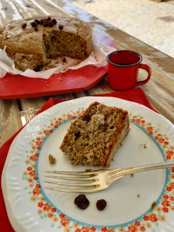 Esse Bolo de maçã, aveia e canela é perfumado e saboroso. Especial para aqueles que são alérgicos ao glúten. Feito no liquidificador, fica logo pronto.