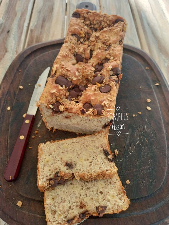 Esse Pão doce sem açúcar e sem óleo não leva glúten. Ele é adoçado pelas bananas que vão na massa. Tem uma cobertura de chocolate e granola.