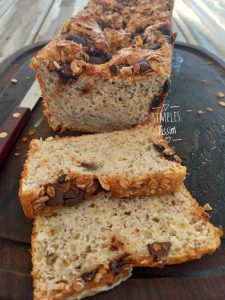 Esse Pão doce sem açúcar e sem óleo não leva glúten. Ele é adoçado pelas bananas que vão na massa. Tem uma cobertura de chocolate e granola.