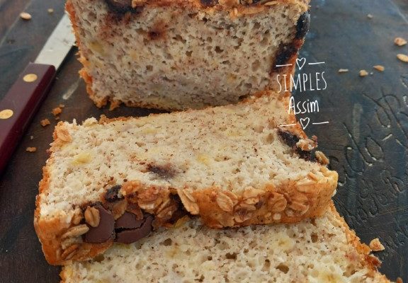 Esse Pão doce sem açúcar e sem óleo não leva glúten. Ele é adoçado pelas bananas que vão na massa. Tem uma cobertura de chocolate e granola.