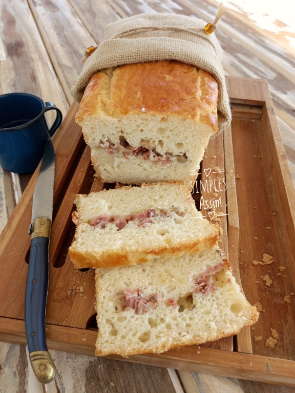 Este Pao recheado com calabresa não leva glúten e fica bem fofinho.É feito com fermento químico e com farinha de arroz e polvilho azedo.