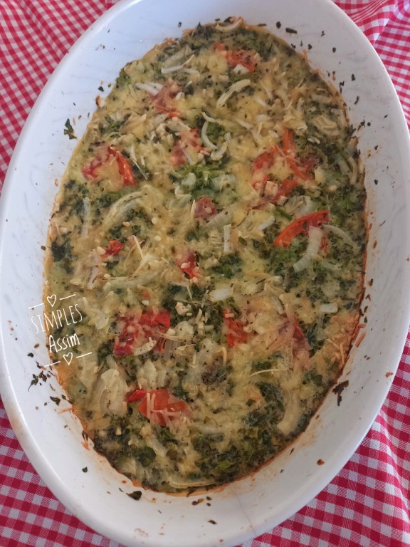 Essa Torta saudável de brócolis não leva farinha e sim arroz de brócolis, espinafre, tomates , cebola envolvidos em um creme. Delícia.